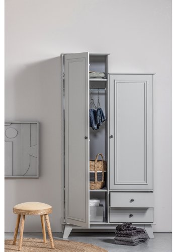 WOOOD Lily garderobeskab, m. 2 lger, 2 skuffe, 5 hylder og 1 bjlestang - varm gr fyrretr