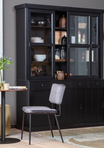 WOOOD Lagos vitrineskab, m. 6 skydelger og 4 skuffer - glas og sort fyrretr