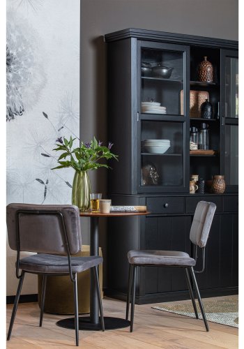 WOOOD Lagos vitrineskab, m. 6 skydelger og 4 skuffer - glas og sort fyrretr