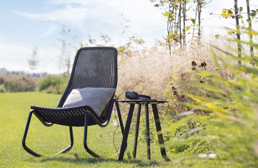 WOOOD Tom udendrs gyngestol - sort polyethylen og sort metal