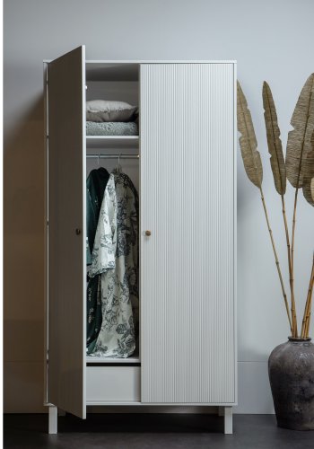 WOOOD Madu garderobeskab, m. 2 lger, 1 skuffe, 3 hylder, 1 bjlestang - skygr fyrretr og metal