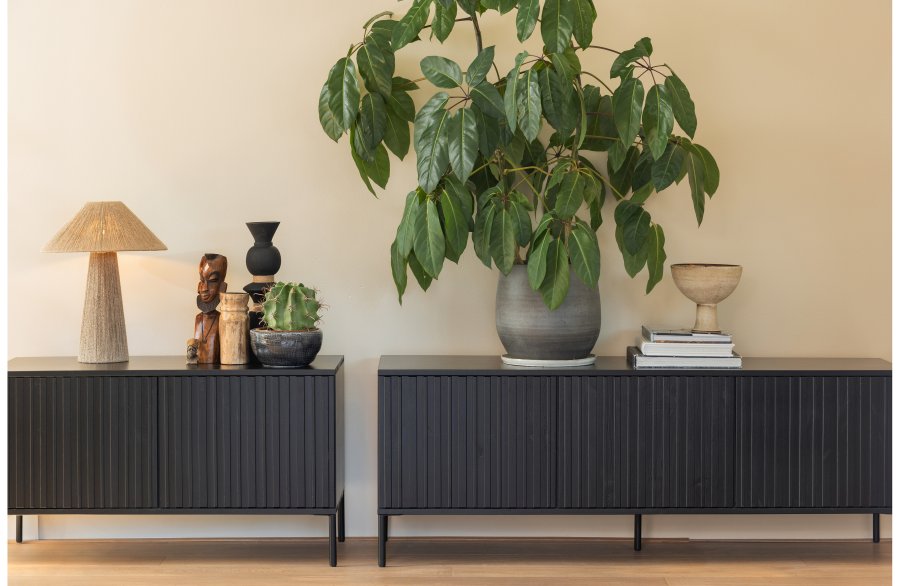 WOOOD EXCLUSIVE New Gravure TV-bord, m. 2 push to open lger - sort fyrretr og sort metal (B:100)