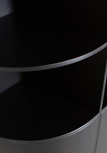 WOOOD EXCLUSIVE Finca skab, rund, venstre, m. 2 push to open lger og hylder - sort fyrretr