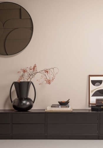 WOOOD EXCLUSIVE Finca TV-skab, rund, hjre, m. 2 push to open skuffer og 1 hylde - sort fyrretr