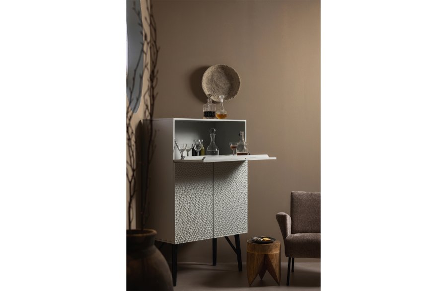 BEPUREHOME Carved barskab, m. 3 lger og 2 hylder - tgegr mangotr og fyrretr