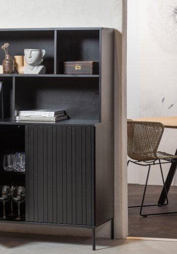 WOOOD EXCLUSIVE New Gravure skab, m. 4 push to open lger og hylder - sort fyrretr og sort metal