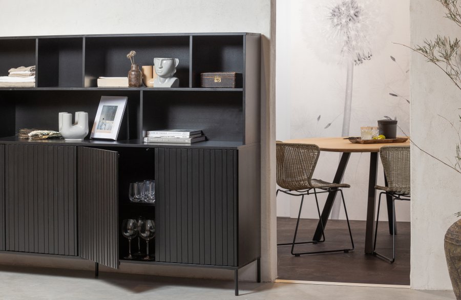 WOOOD EXCLUSIVE New Gravure skab, m. 4 push to open lger og hylder - sort fyrretr og sort metal