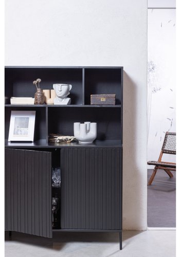 WOOOD EXCLUSIVE New Gravure skab, m. 4 push to open lger og hylder - sort fyrretr og sort metal