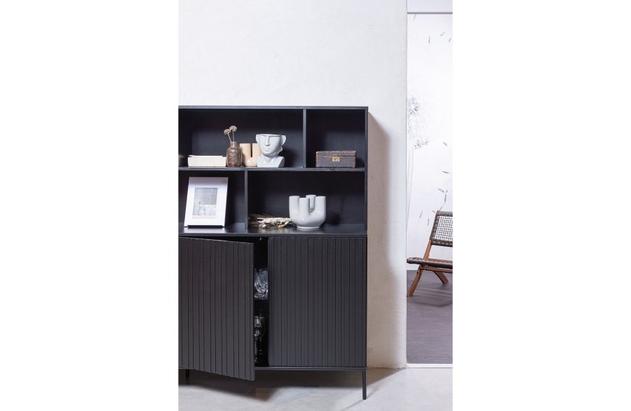 WOOOD EXCLUSIVE New Gravure skab, m. 4 push to open lger og hylder - sort fyrretr og sort metal