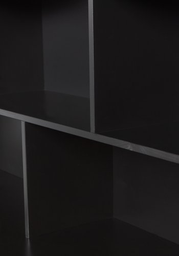 WOOOD EXCLUSIVE New Gravure skab, m. 4 push to open lger og hylder - sort fyrretr og sort metal