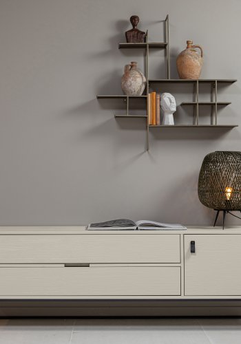 WOOOD Silas TV-bord, m. 1 lge, 1 hylde, 2 skuffer - dust (gr/sand) brstet fyrretr og sort metal