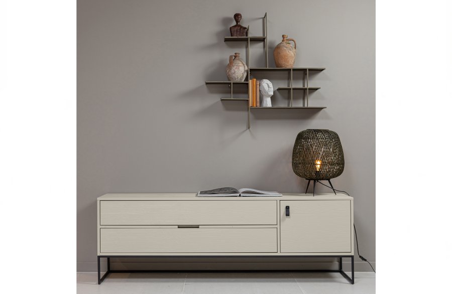 WOOOD Silas TV-bord, m. 1 lge, 1 hylde, 2 skuffer - dust (gr/sand) brstet fyrretr og sort metal