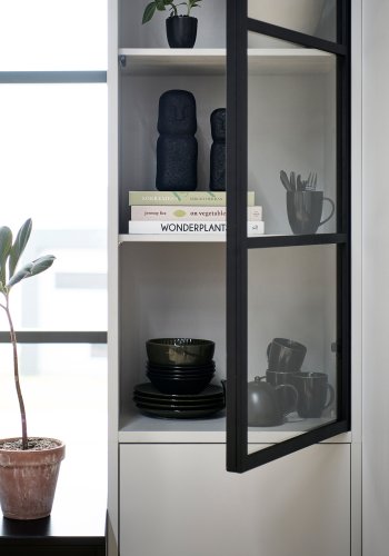 VTWONEN Basic vitrineskab, m. 2 push to open lger, 5 hylder - glas, sort metal og tgegr fyrretr