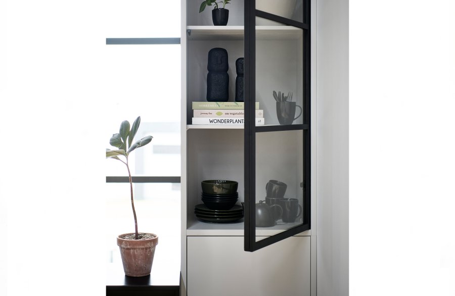 VTWONEN Basic vitrineskab, m. 2 push to open lger, 5 hylder - glas, sort metal og tgegr fyrretr