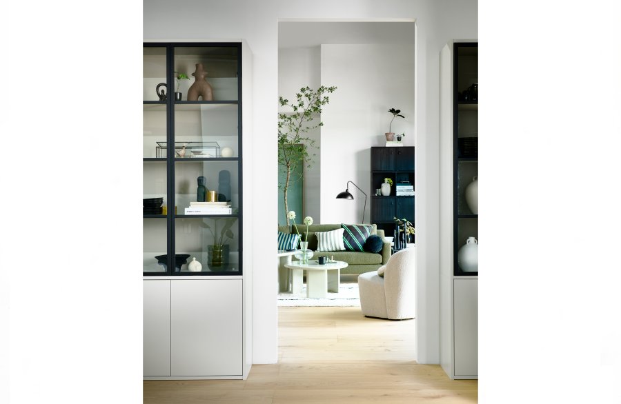 VTWONEN Basic vitrineskab, m. 4 push to open lger, 5 hylder - glas, sort metal og tgegr fyrretr