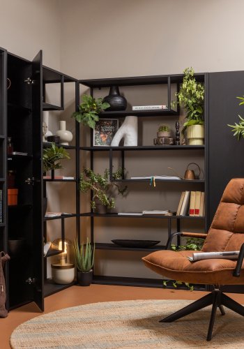 WOOOD Teun skab, m. 1 push to open lge og 4 hylder - sort fyrretr