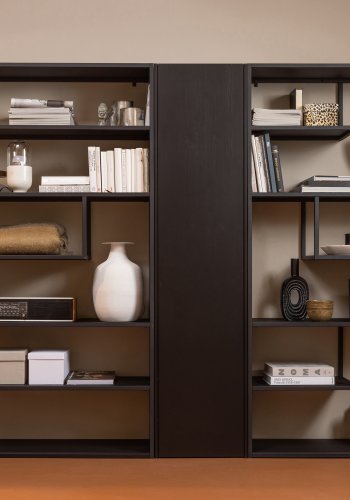 WOOOD Teun skab, m. 1 push to open lge og 4 hylder - sort fyrretr