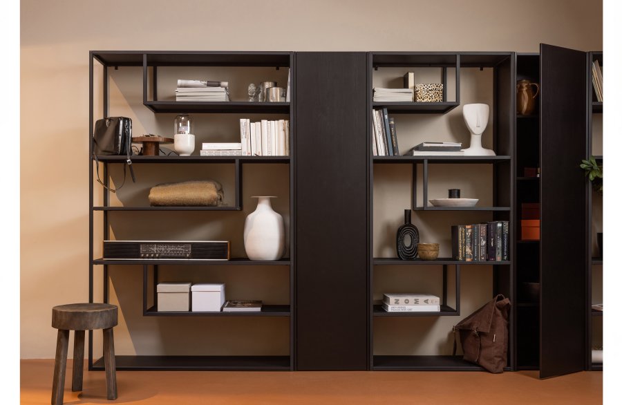 WOOOD Teun skab, m. 1 push to open lge og 4 hylder - sort fyrretr