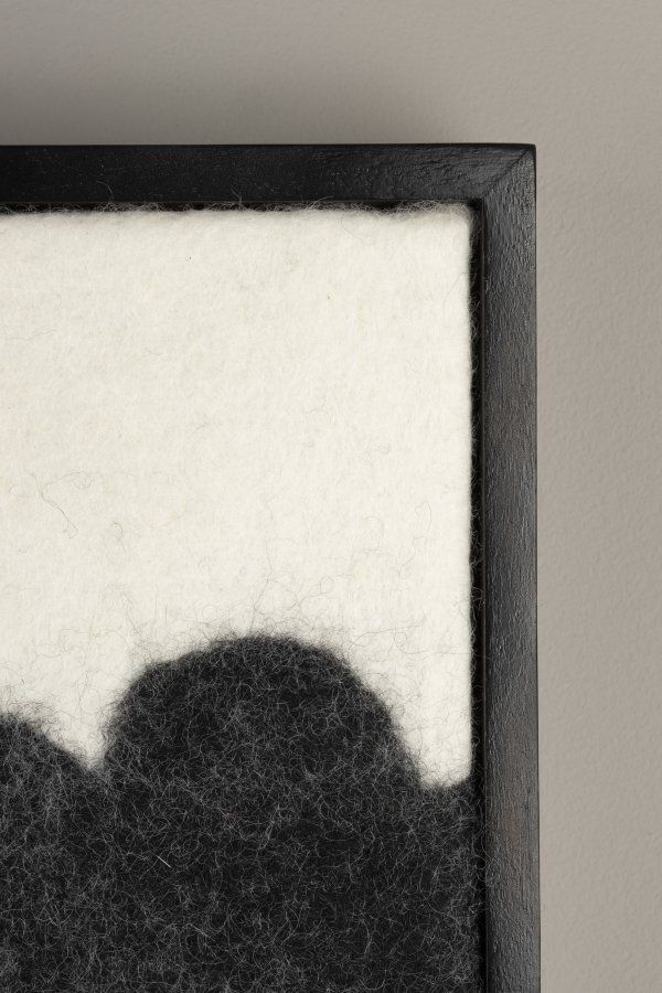 DUTCHBONE Samudra vgdekoration, rektangulr - sort uld og mangotr (94x56)