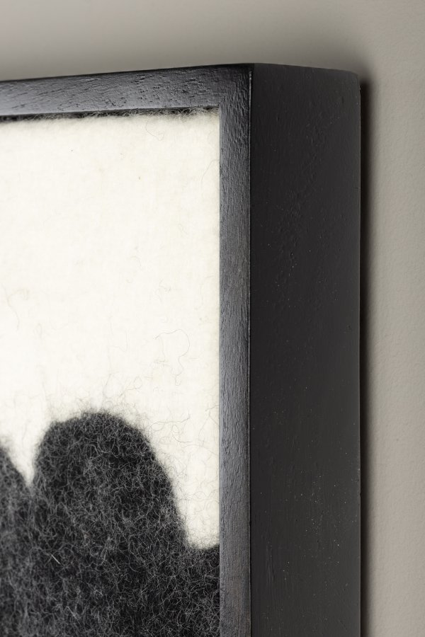 DUTCHBONE Samudra vgdekoration, rektangulr - sort uld og mangotr (94x56)