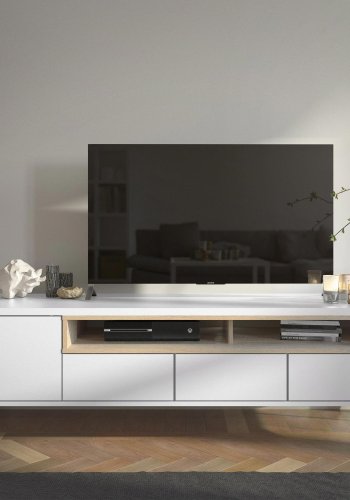 TVILUM Roomers TV-bord - hvid/egetrstruktur, m. 1 lge og 3 skuffer (156 cm)