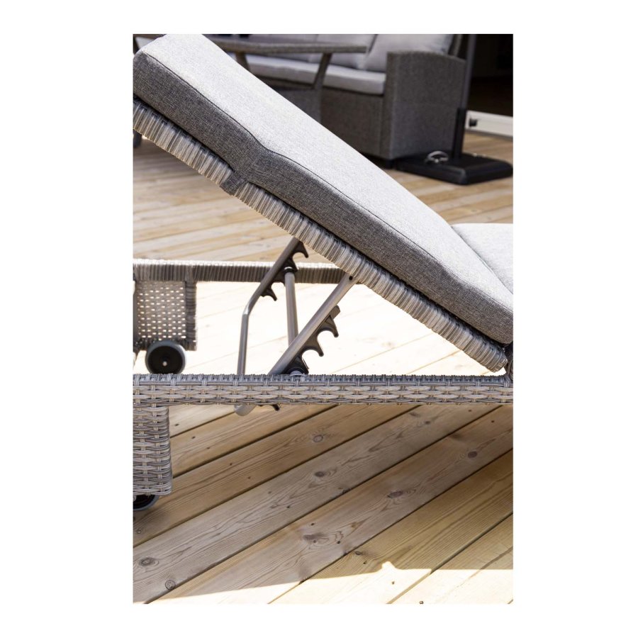 VENTURE DESIGN London udendrs liggestol m. gr stofhynde og hjul - gr rattan og aluminium