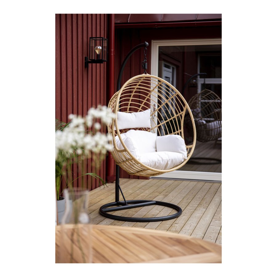 VENTURE DESIGN rund Viga udendrs hngestol m. hynde - offwhite stof, natur rattan og sort stl