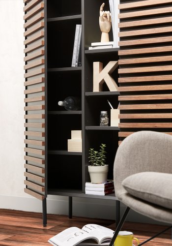 KAVE HOME Mahon skab - valnd finér og grsort metal og tr, m. 2 lger og 14 hylder