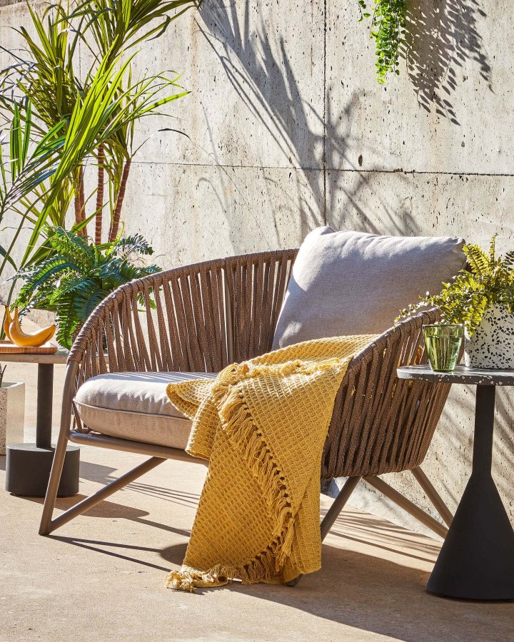 KAVE HOME Branzie lnestol - brunt metal og reb, m. grnbrune hynder, m. armln