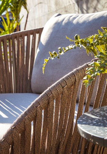 KAVE HOME Branzie lnestol - brunt metal og reb, m. grnbrune hynder, m. armln