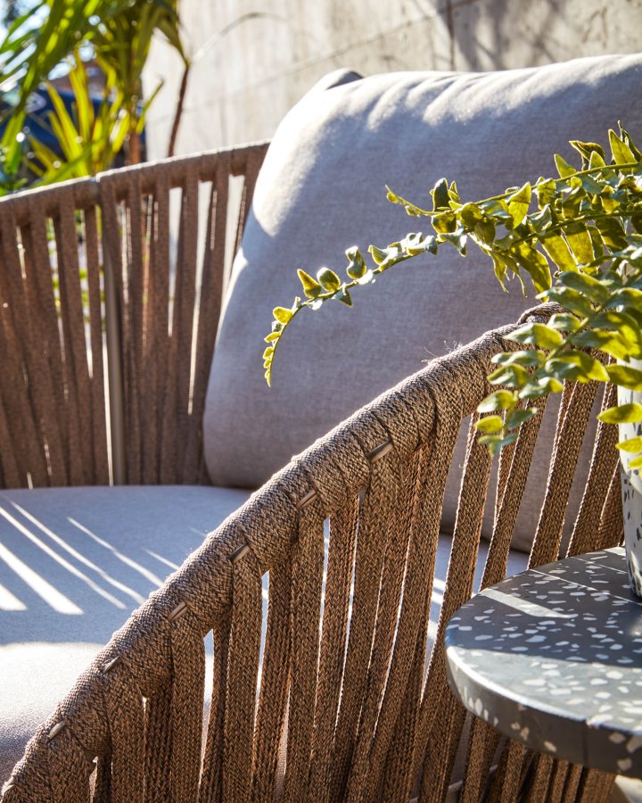 KAVE HOME Branzie lnestol - brunt metal og reb, m. grnbrune hynder, m. armln