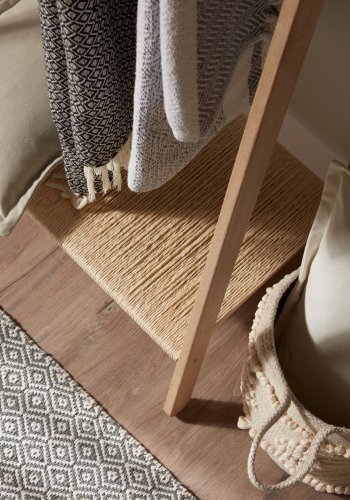 KAVE HOME Natane tjstativ, m. hylde - natur rattan og egetr