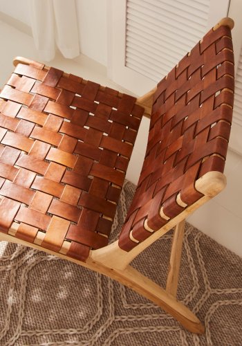 KAVE HOME Calixta loungestol, u. armln - brunt hndflettet lder og natur teaktr