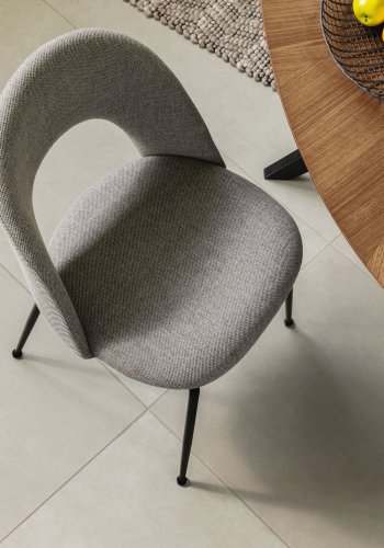 KAVE HOME Mahalia spisebordsstol, u. armln - lysegrt stof og sort stl