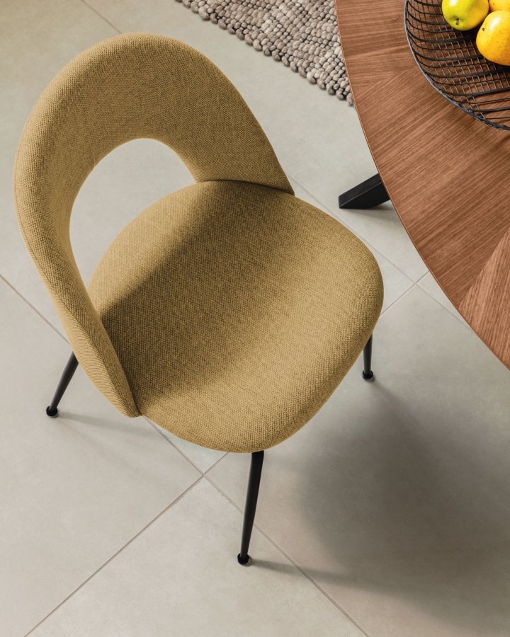 KAVE HOME Mahalia spisebordsstol, u. armln - sennepsgult stof og sort stl