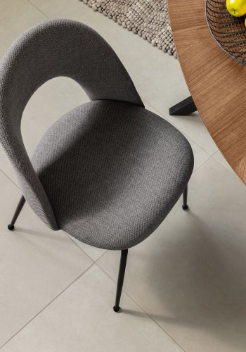 KAVE HOME Mahalia spisebordsstol, u. armln - mrkegrt stof og sort stl