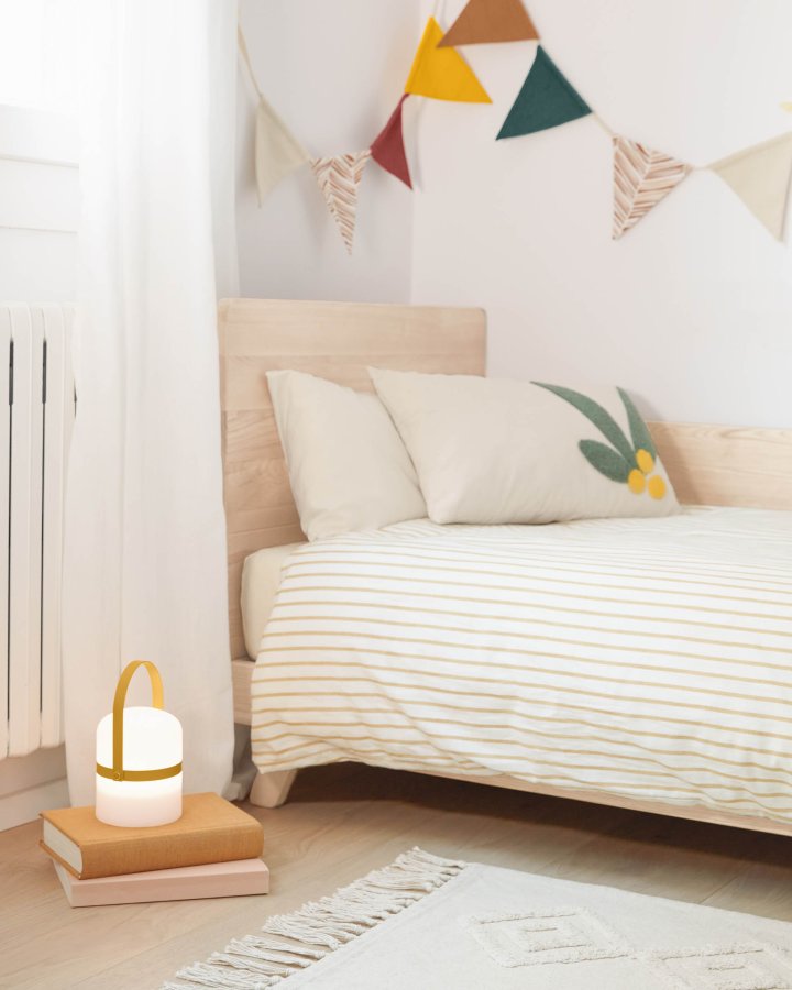 KAVE HOME Janvir genopladelige bordlampe - hvid plast og sennepsgul metal