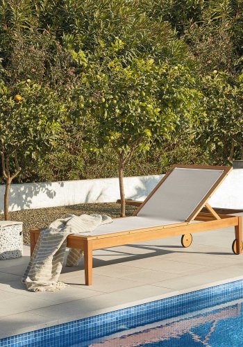 KAVE HOME Caterin liggestol - massivt eukalyptus tr og beige mesh stof