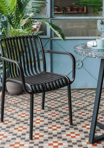 KAVE HOME Isabellini havestol, m. armln, stabelbar - sort plast