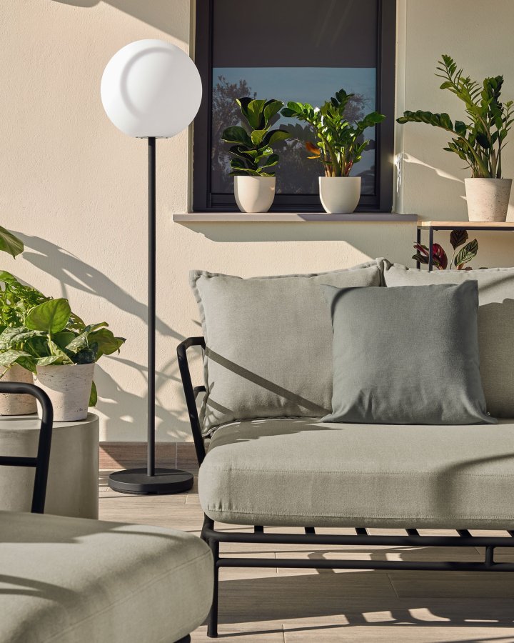 KAVE HOME Mareluz 3 pers. havesofa, m. hynder - gr stof og sort stl