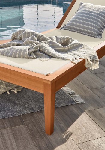 KAVE HOME Caterin liggestol - massivt eukalyptus tr og beige mesh stof