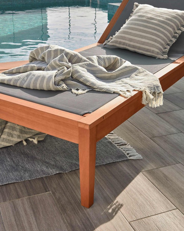 KAVE HOME Caterin liggestol - grn textilene og natur eukalyptustr