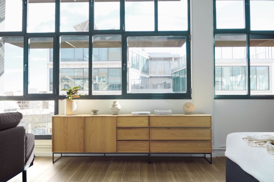 KAVE HOME Taiana kommode, m. 3 skuffer - natur egefinér og sort stl