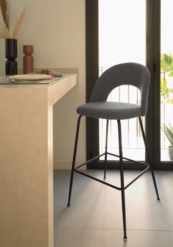 KAVE HOME Mahalia barstol, m. rygln og fodsttte - mrkegr stof og sort metal