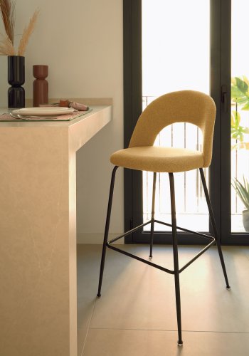 KAVE HOME Mahalia barstol, m. rygln og fodsttte - sennepsgul stof og sort metal