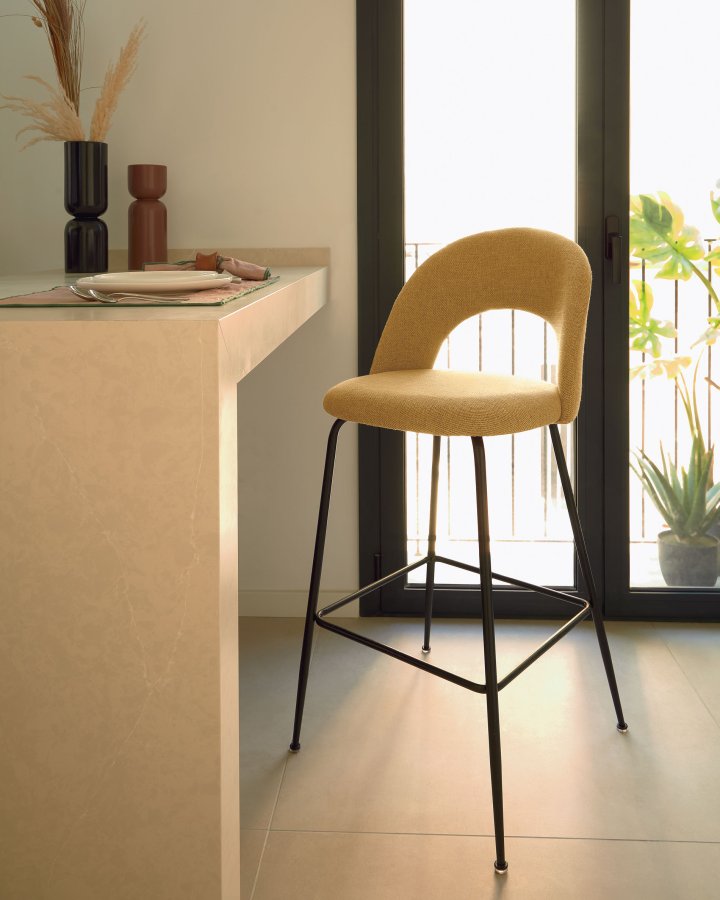 KAVE HOME Mahalia barstol, m. rygln og fodsttte - sennepsgul stof og sort metal