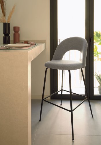 KAVE HOME Mahalia barstol, m. rygln og fodsttte - lysegr stof og sort metal