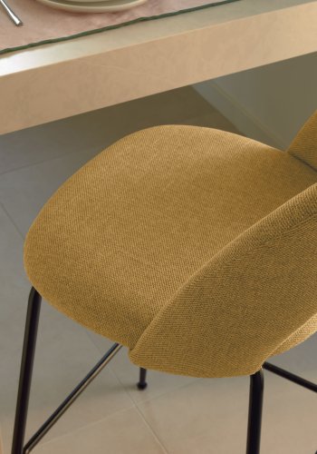 KAVE HOME Mahalia barstol, m. rygln og fodsttte - sennepsgul stof og sort metal