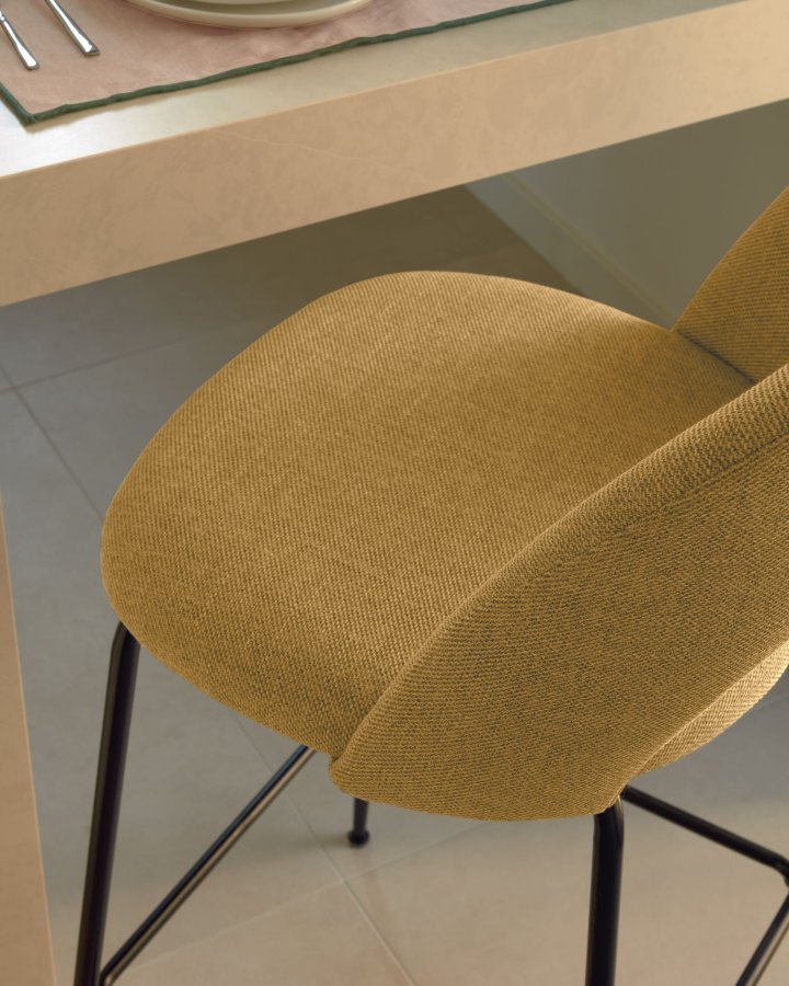 KAVE HOME Mahalia barstol, m. rygln og fodsttte - sennepsgul stof og sort metal