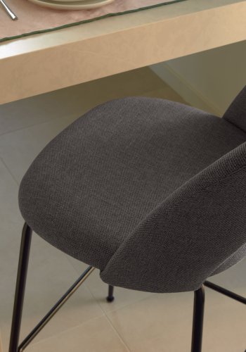 KAVE HOME Mahalia barstol, m. rygln og fodsttte - mrkegr stof og sort metal